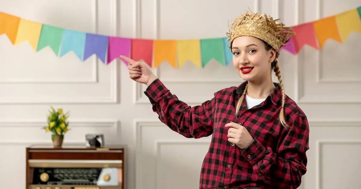 Como fazer decoração de festa junina: garota sorrindo de chapéu de palha com bandeiras coloridas e radio retro