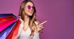 Mulher sorrindo com sacolas de compras nas costas