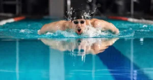 Nadador profissional em piscina olímpica