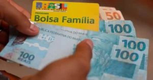 Pessoa recebendo Auxílio Brasil ou Bolsa Família