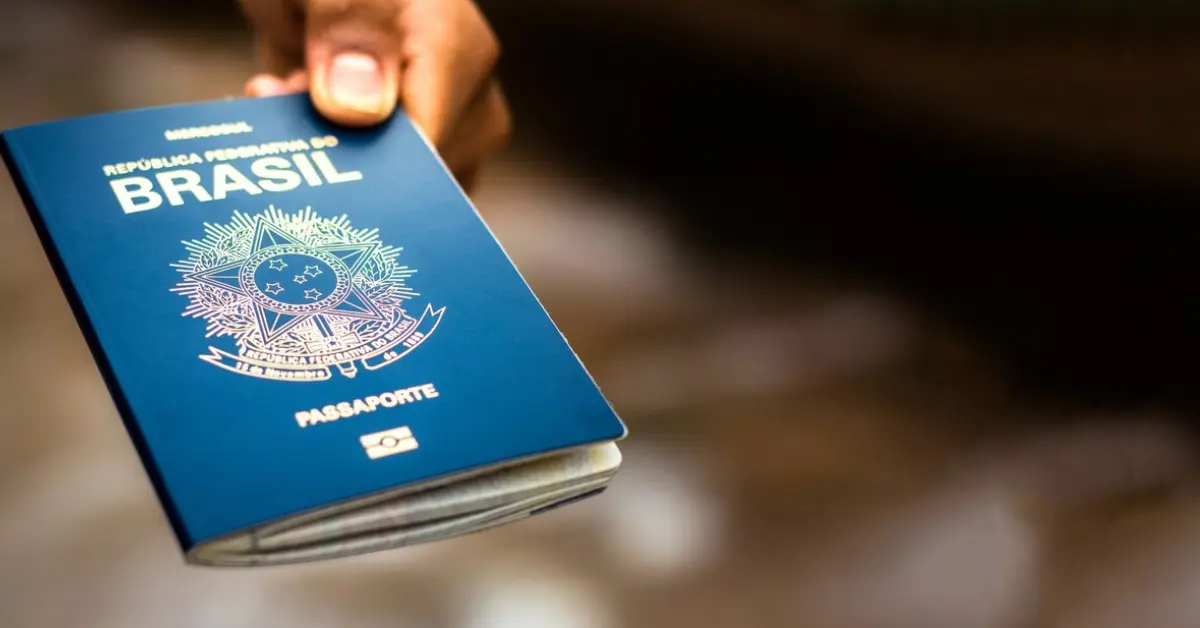Pessoa segurando passaporte brasileiro