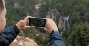 Homem gravando vídeo da cachoeira